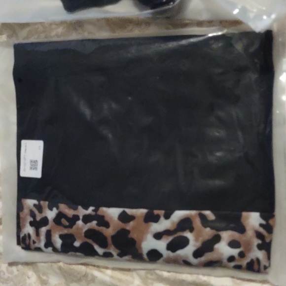 "NEW" Long Sleeve Black Top with Leopard Print Size Small & Large - Picture 5 of 6